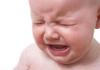 Почему месячный малыш плачет без отдыха Почему ребенок плачет в первые дни жизни