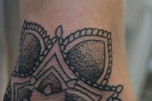 Чоловічі татуювання в стилі дотворк Татуювання дотворк значення