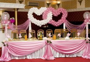 Decoration of the presidium with balloons